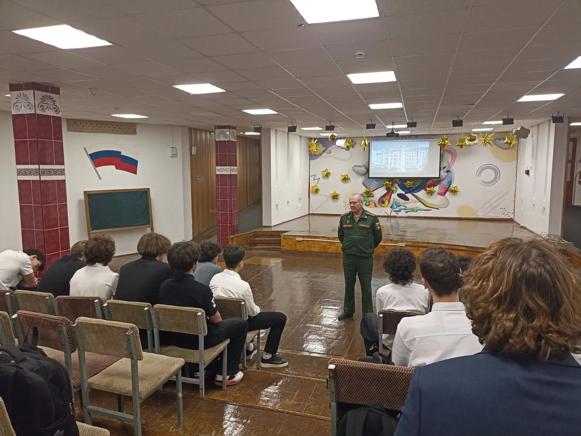 📋 Профориентационное мероприятие в школе № 23: встреча с военным комиссаром