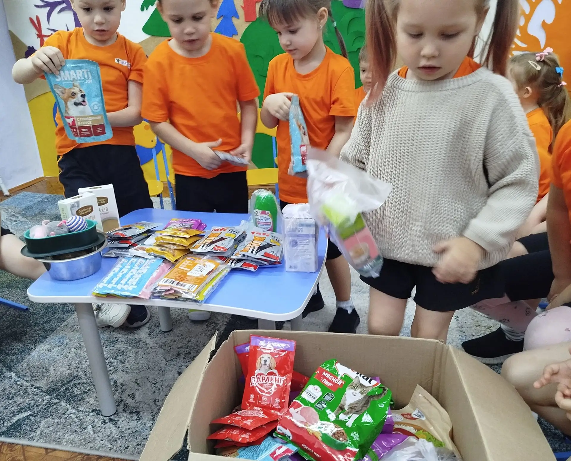 Группа "Умка" и первая младшая "Осьминожки" запустили акцию «Корзинка добра», посвященн...