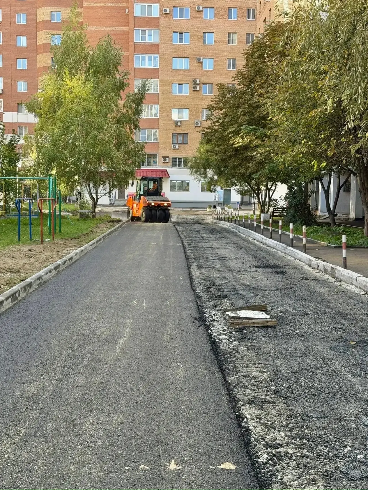 🚜🚧 Работы по благоустройству внутридворового проезда на ул. Дачная, 28 выходят на фин...
