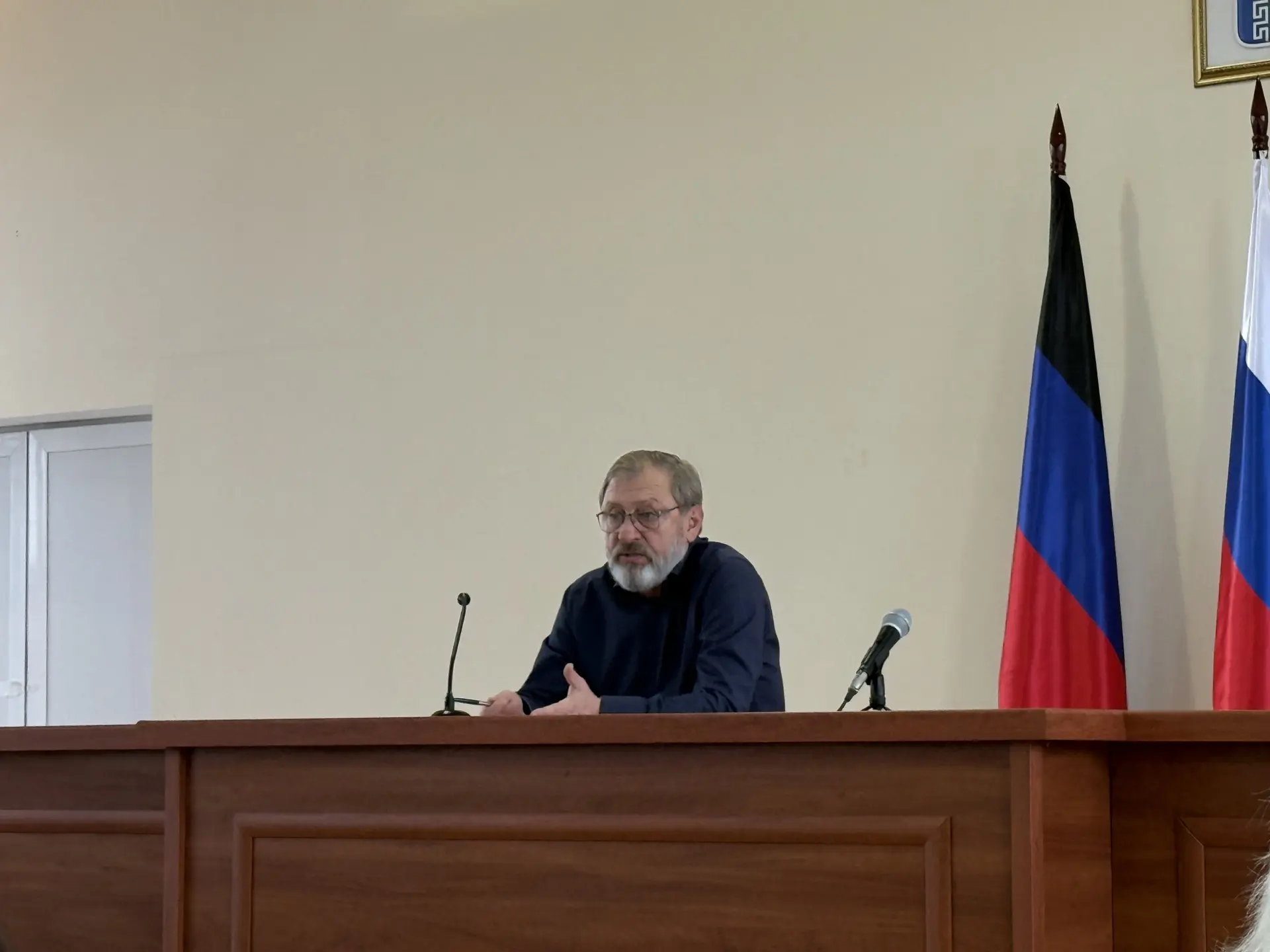 Провел аппаратное совещание с коллективом администрации Мангушского муниципального округа