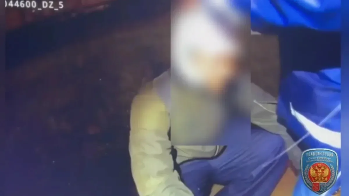 В Петербурге инспекторы ДПС оказали помощь мужчине, разбившему голову об остановку