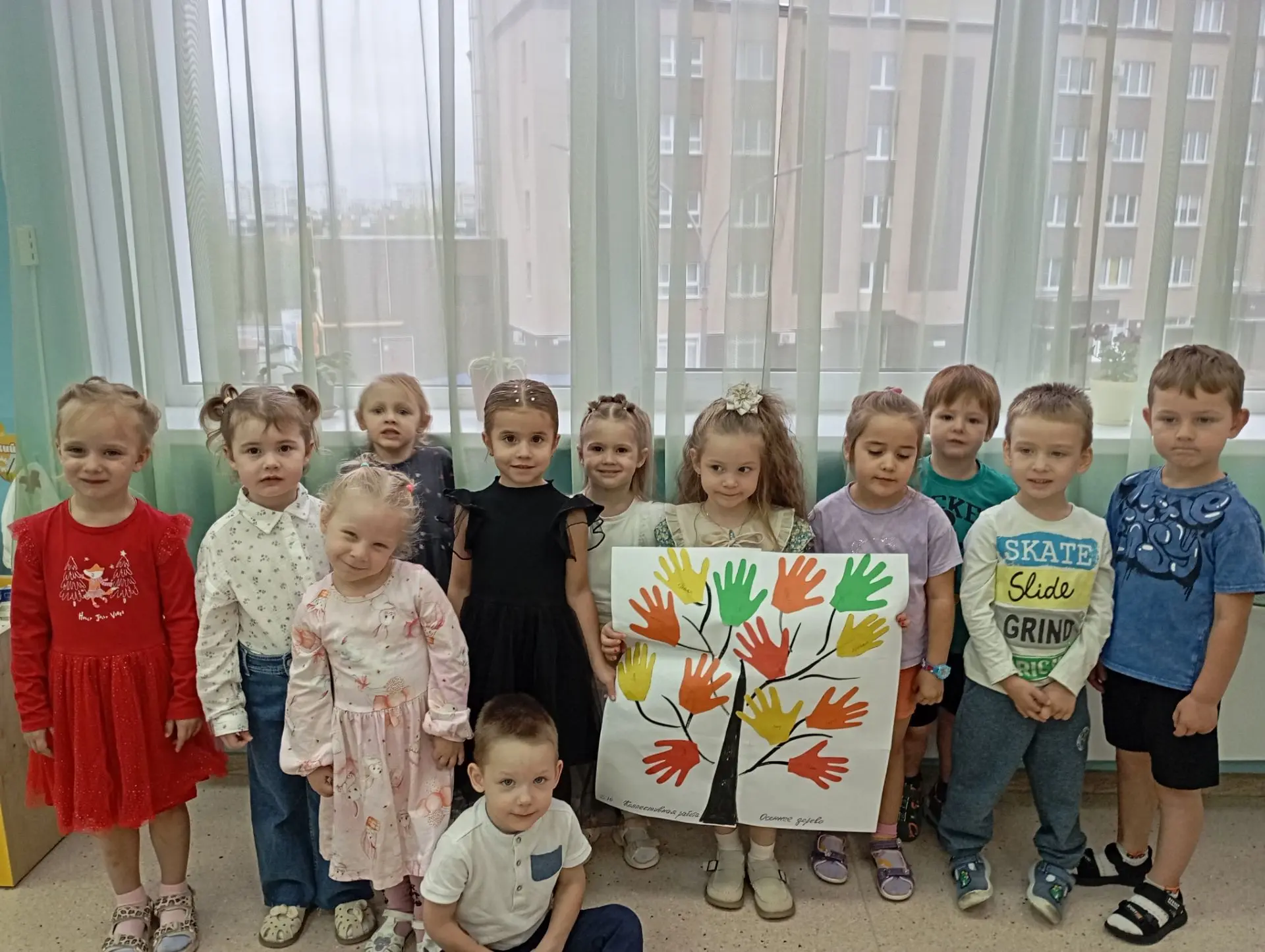 Коллективная работа "Осеннее деревце" воспитанников группы "Два жирафа".
