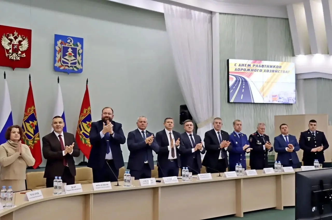 🛑🚘Дороги в будущее: брянским специалистам-дорожникам в честь наступающего профессиона...