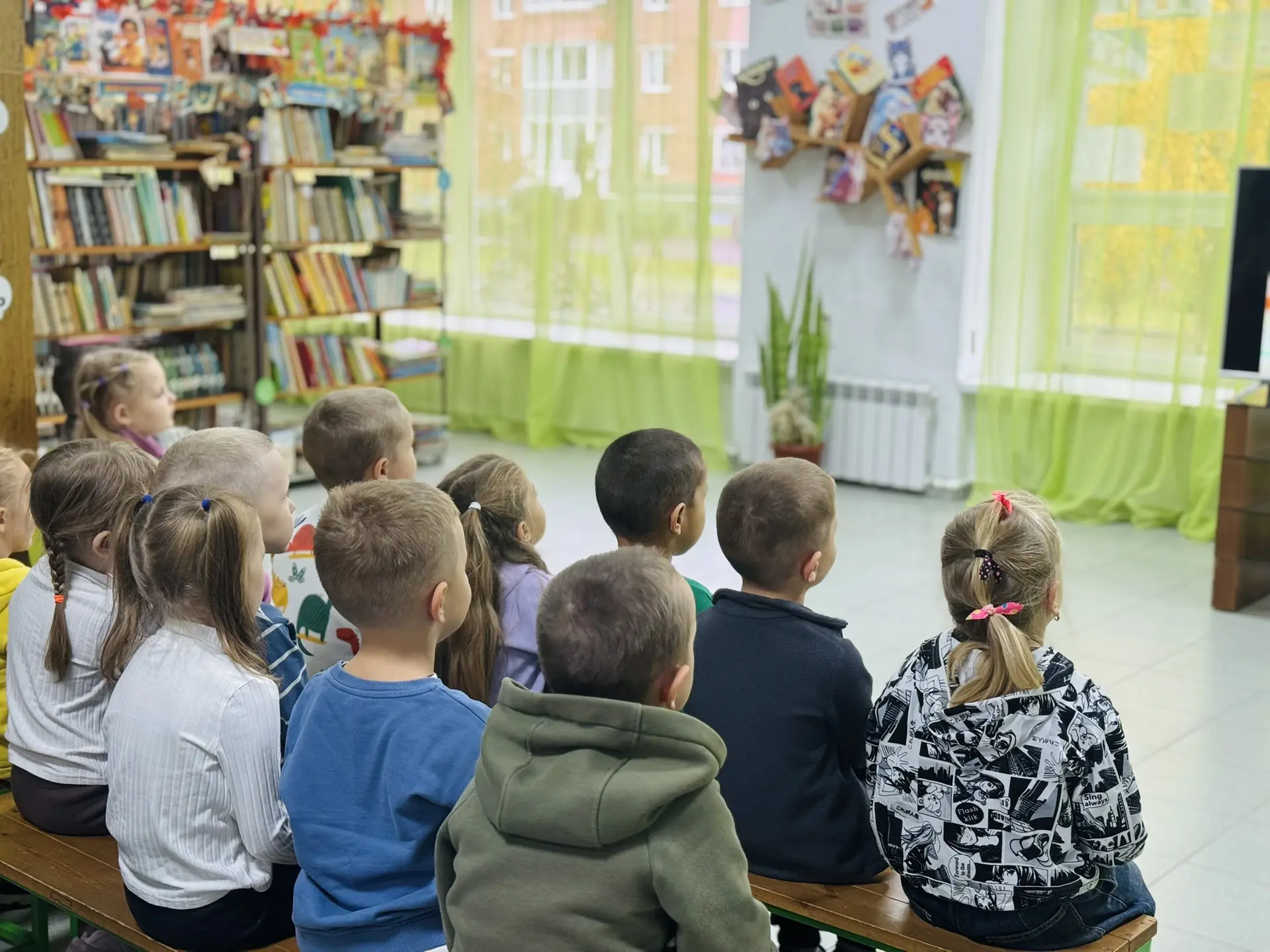 «Читательская неделя» продолжается. В центральной библиотеке гости из старшей группы де...