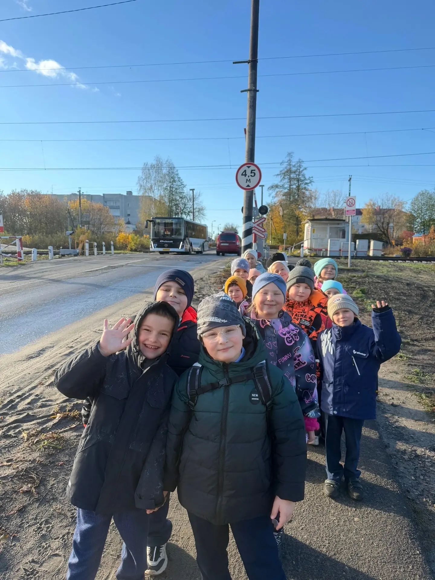 Ребята 1-Б класса (кл.руководитель Митрокова Е. А.) повторили правила безопасного повед...