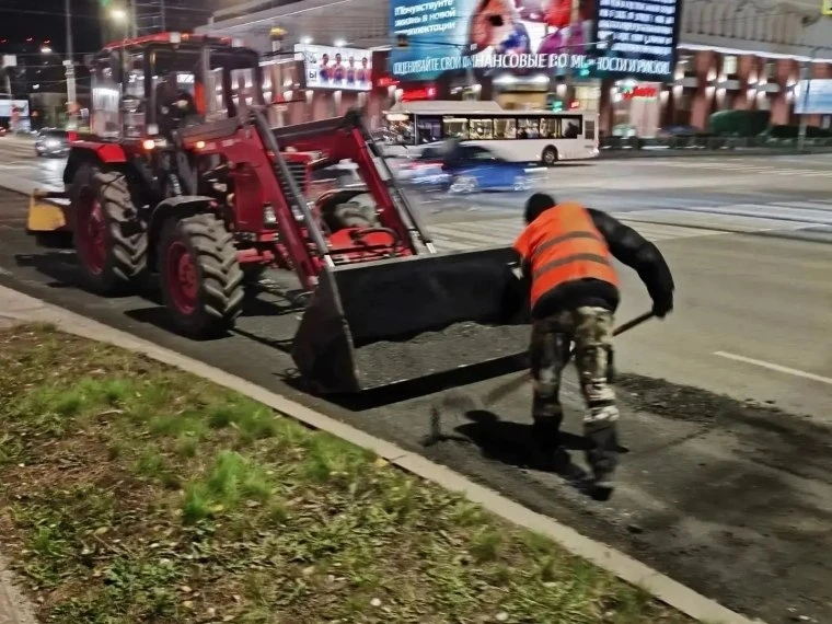 На Маршала Жукова устраняют колею: дорожники работают по ночам 🚧🌙