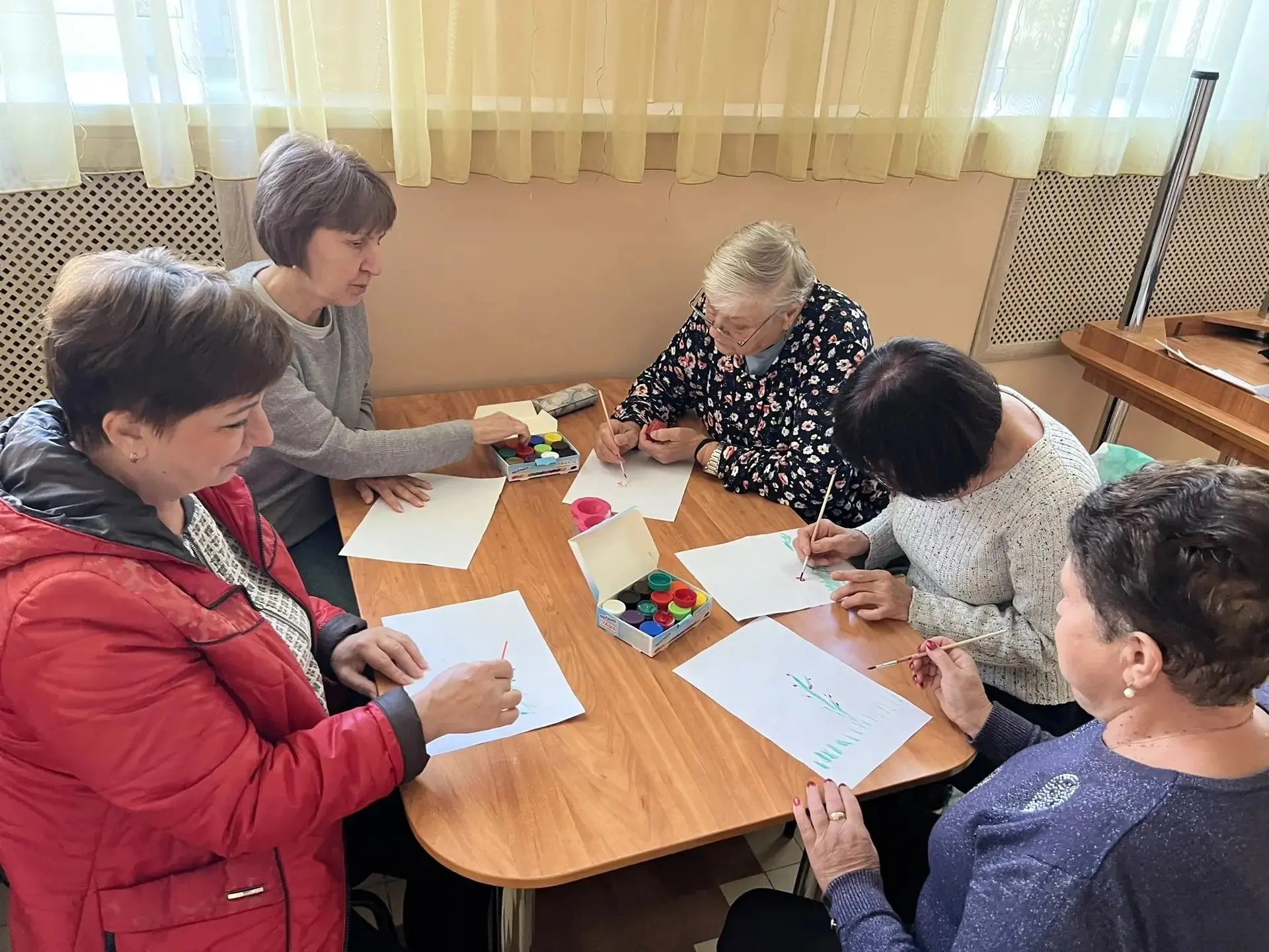 🎨Краски жизни: как кисти и палитры помогают сохранять молодость души.
