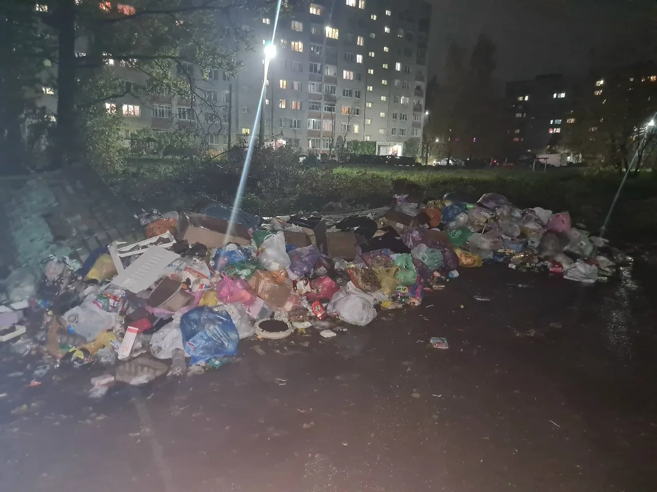 В Ярославле жители устроили мусорный «монблан» на месте убранных контейнеров