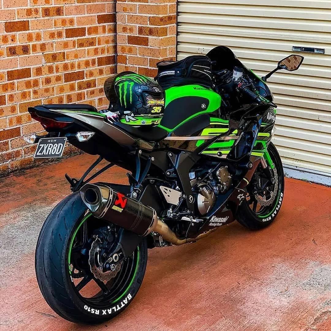 Kawasaki ZXR8D — pure power on the road 🏍️✨