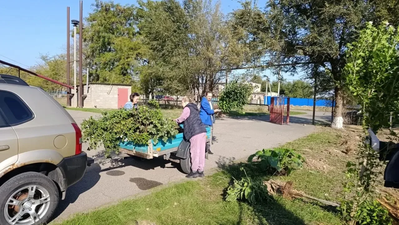 Дербетовский Дом культуры провёл трудовой ударник по озеленению прилегающей территории.