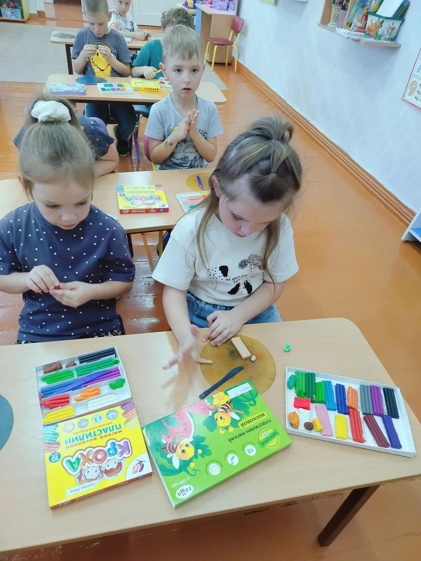 В старшей группе "Пчёлки" прошло увлекательное занятие по лепке - на этот раз ребята ле...