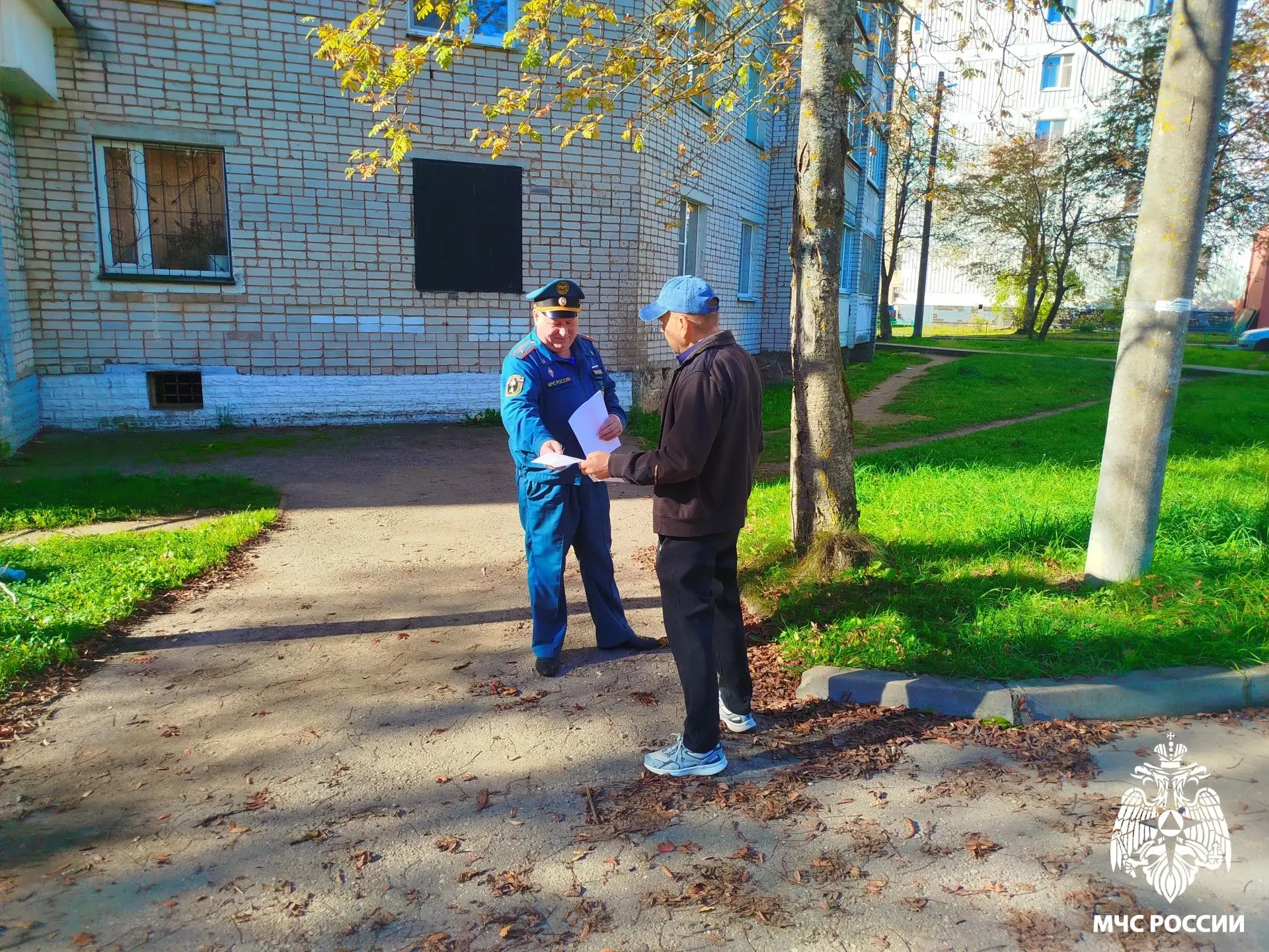 Сотрудники МЧС напомнили жителям Ярцева и Гагарина о пожарной безопасности. Спасатели п...