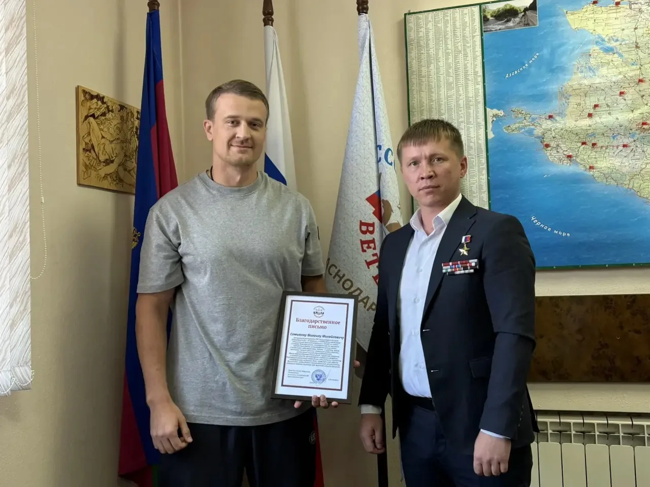 Сегодня вручил благодарственное письмо Михаилу Семыкину, которого поблагодарил за помощ...
