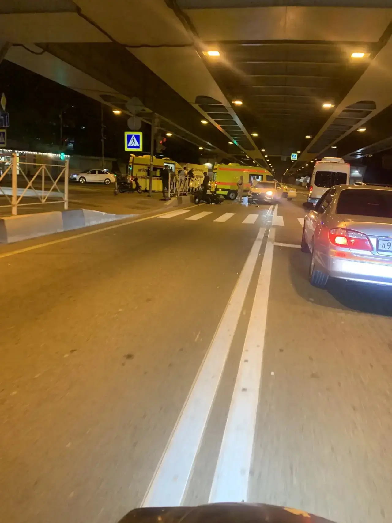 Автомобиль сбил мопедиста на перекрёстке у хлебзавода в Сочи.
