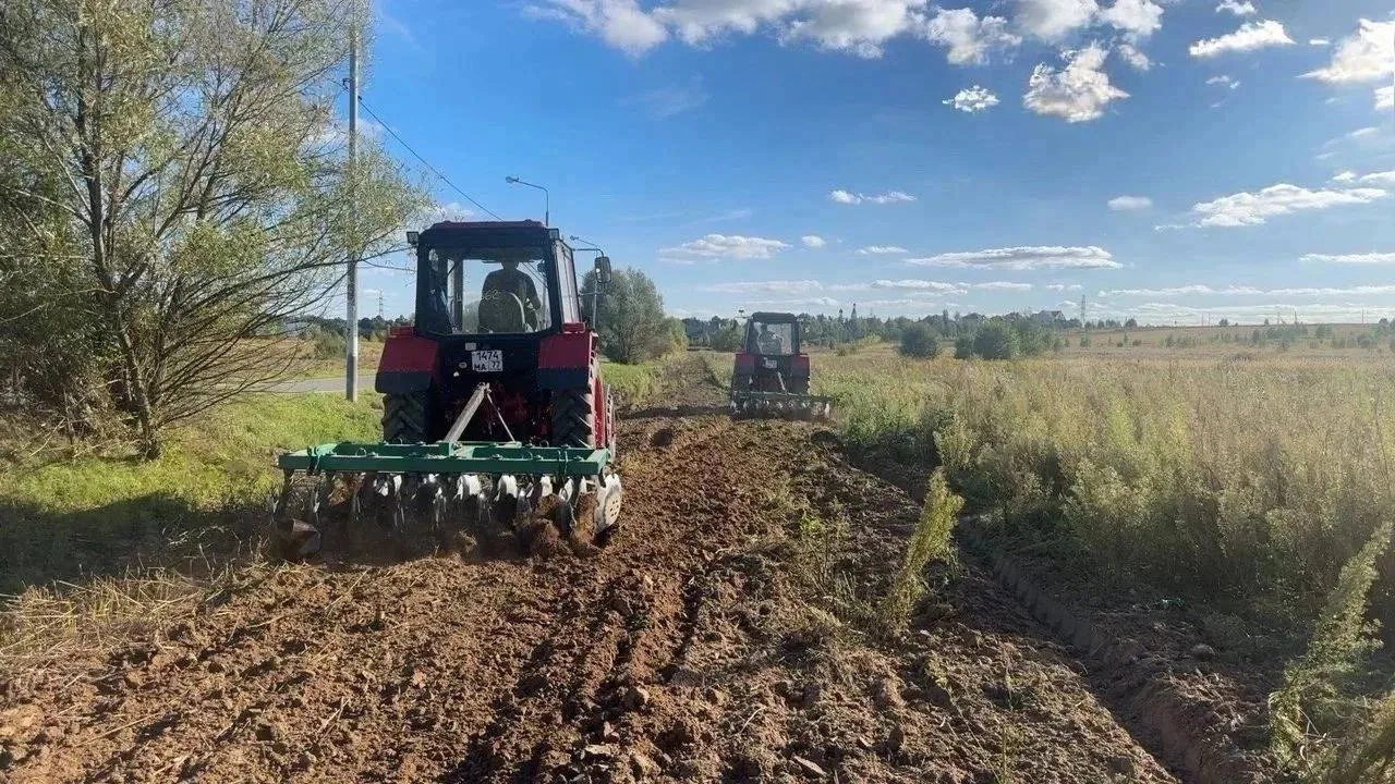 В Щербинке пропахали поля на окраине. Это делают ежегодно в противопожарных целях — тех...