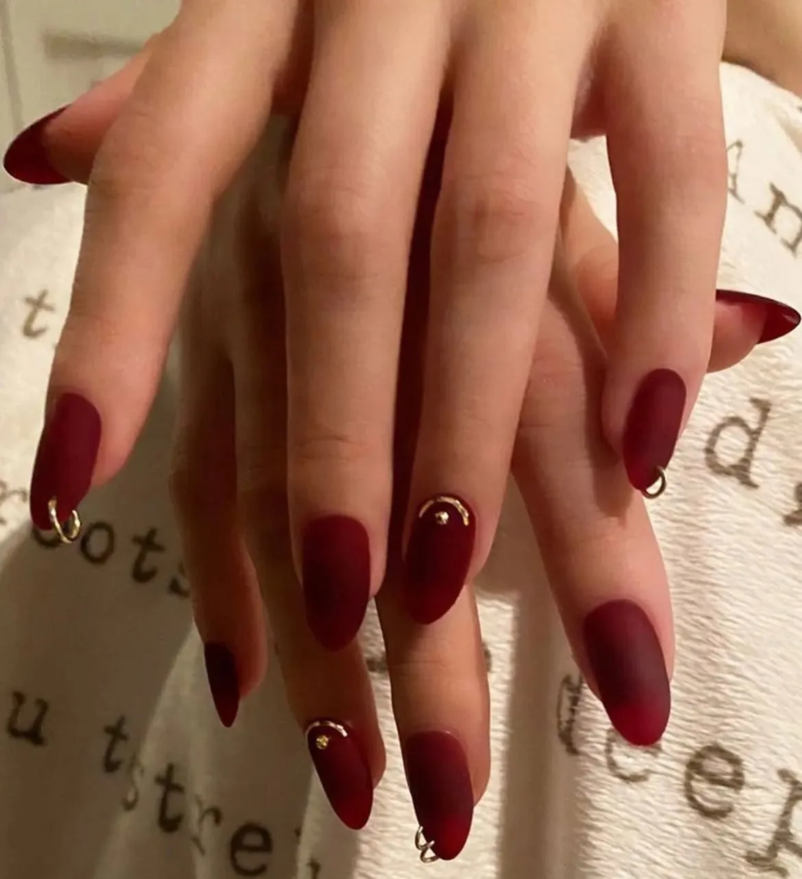 💅 Ювелирный маникюр — главный эстетический вайб 2026-2027!