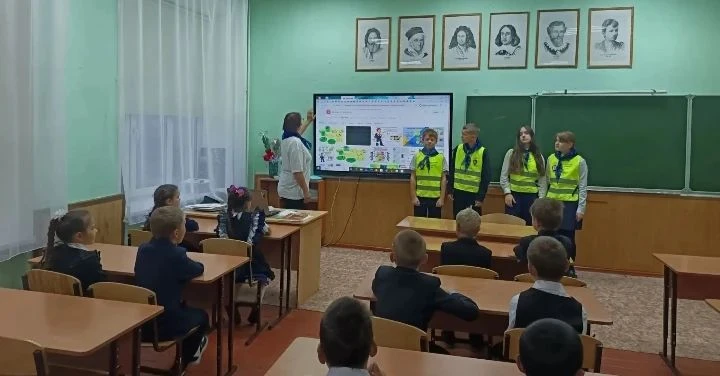 ✨✨✨ Первоклассникам вручили светоотражающие фликеры!