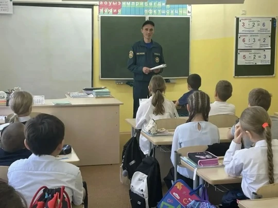 Беседа с сотрудниками МЧС в школе.