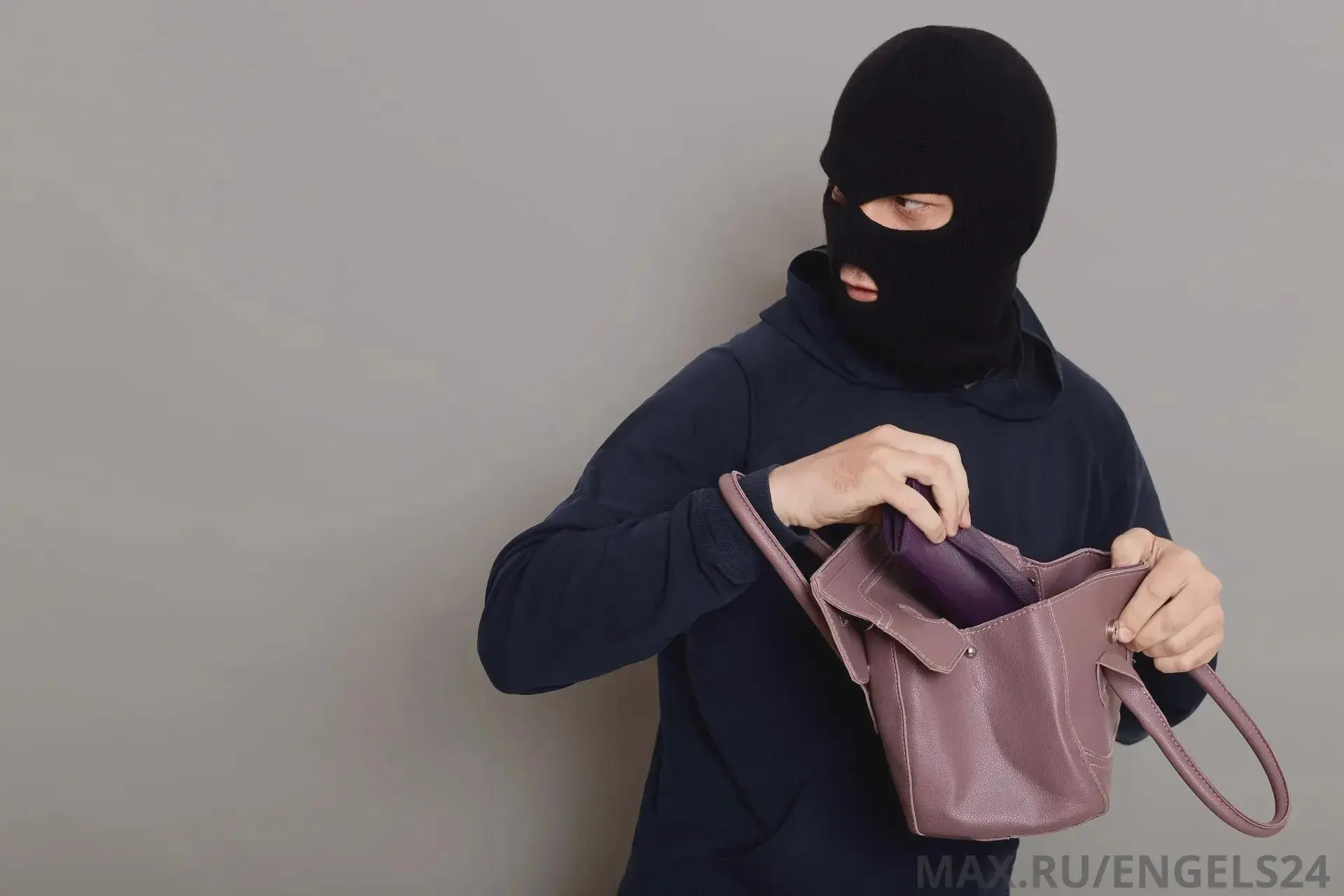В Энгельсском районе раскрыли кражу сумки