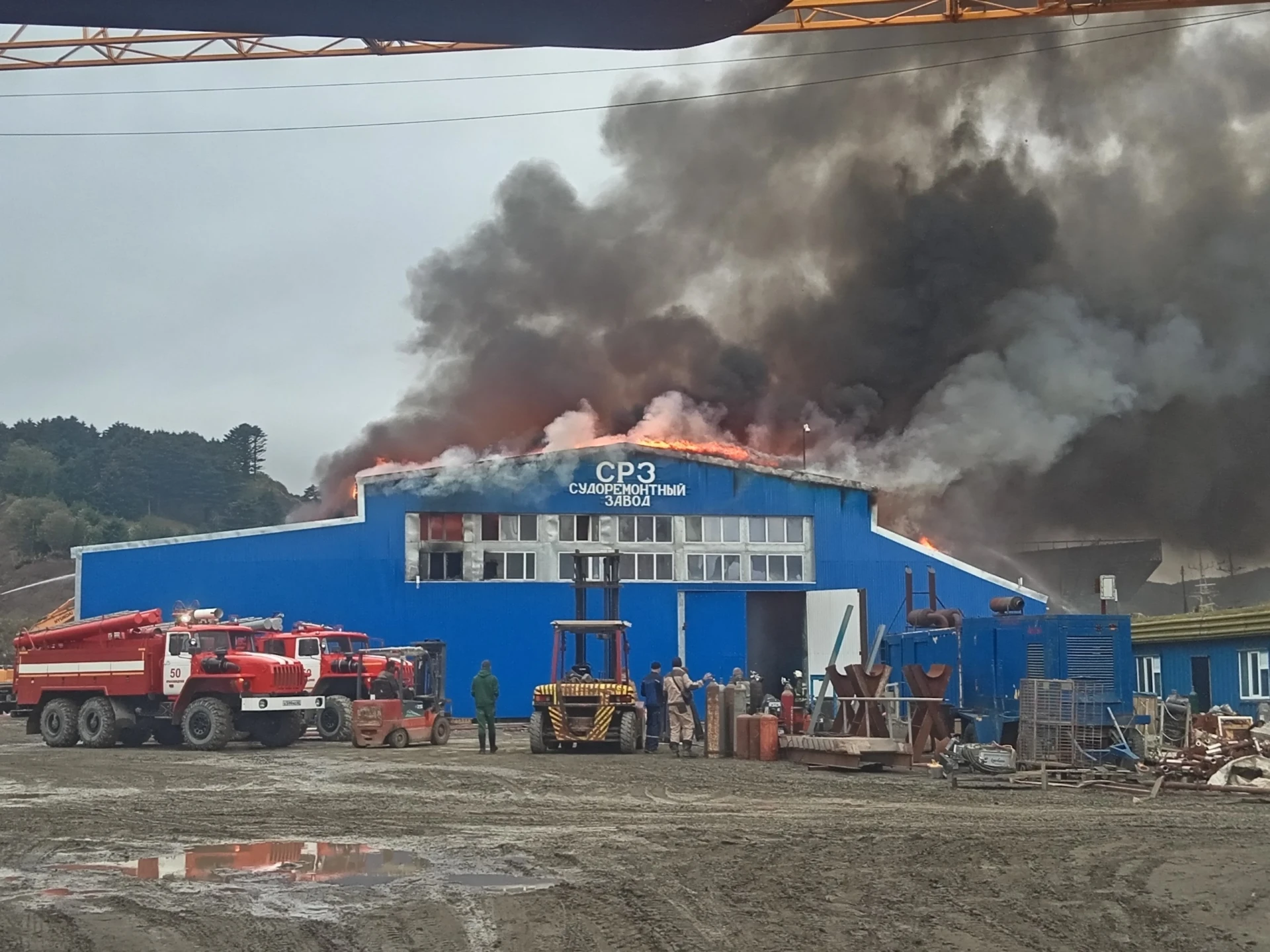 🔥 На Курилах полыхала крыша ангара рыбокомбината