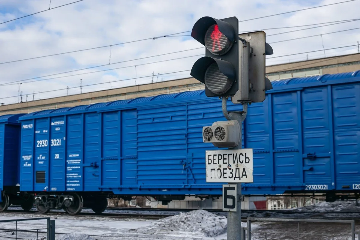 Под Красноярском тепловоз столкнулся с легковым автомобилем. Информацию подтвердила Зап...