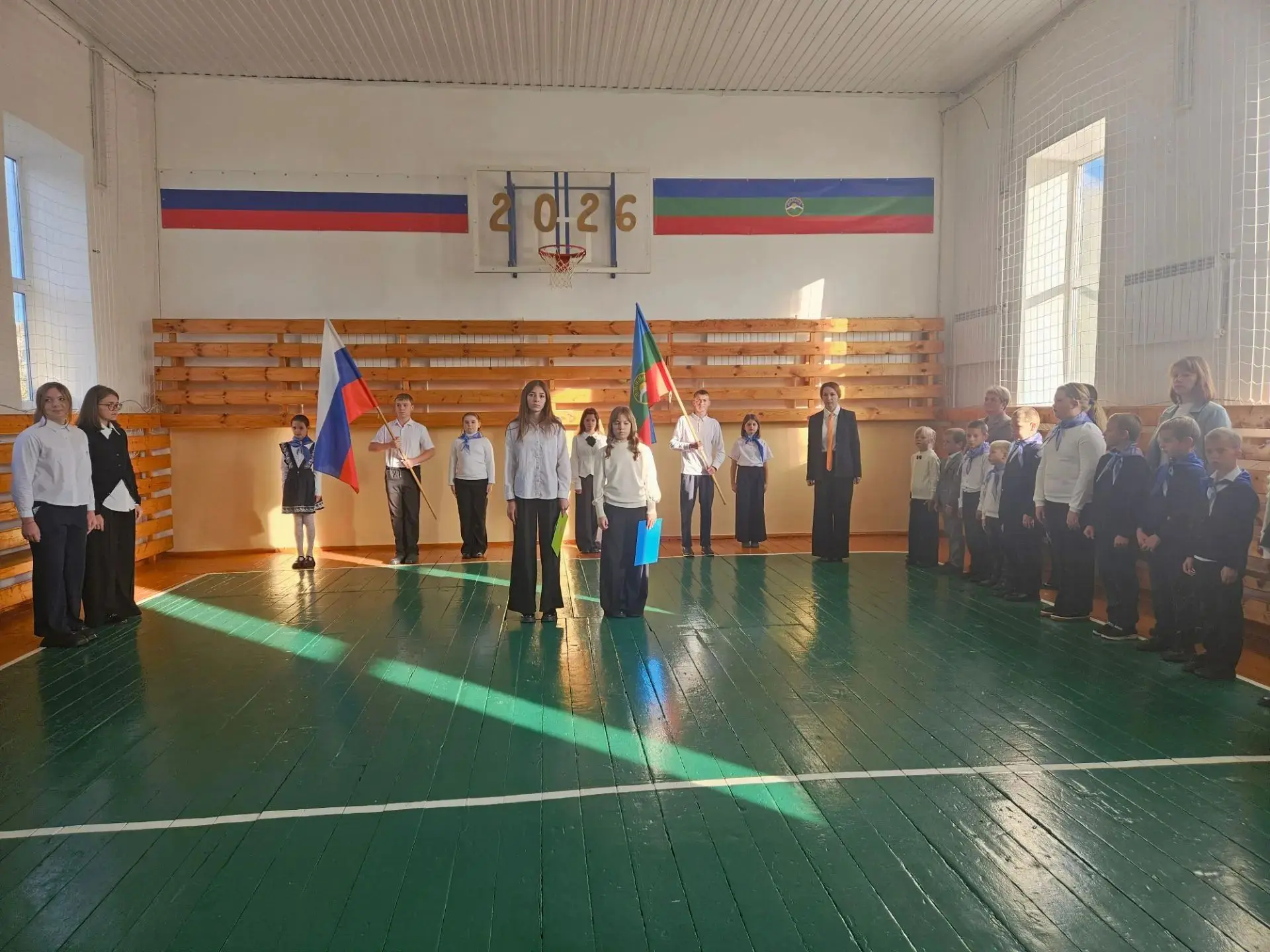Учебная неделя в МКОУ "ООШ с. Курджиново "традиционно началась с торжественной общешкол...
