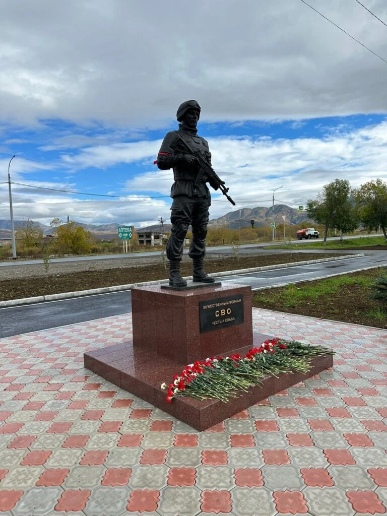 Разверните бойца, пожалуйста