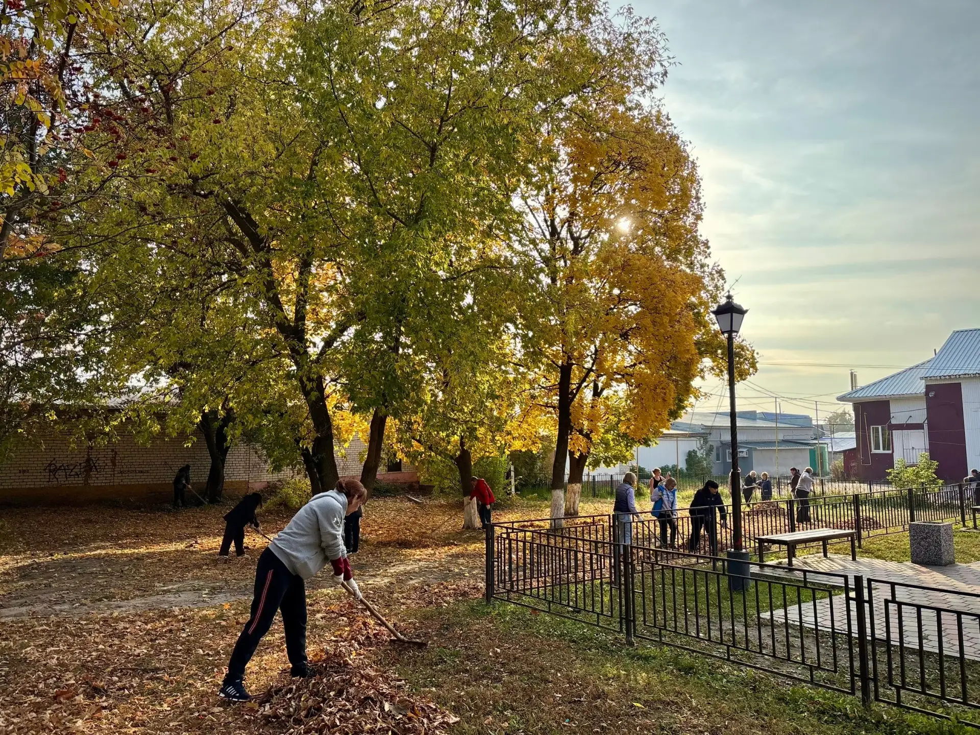 🧹🍁Коллектив администрации района присоединился к сегодняшнему субботнику