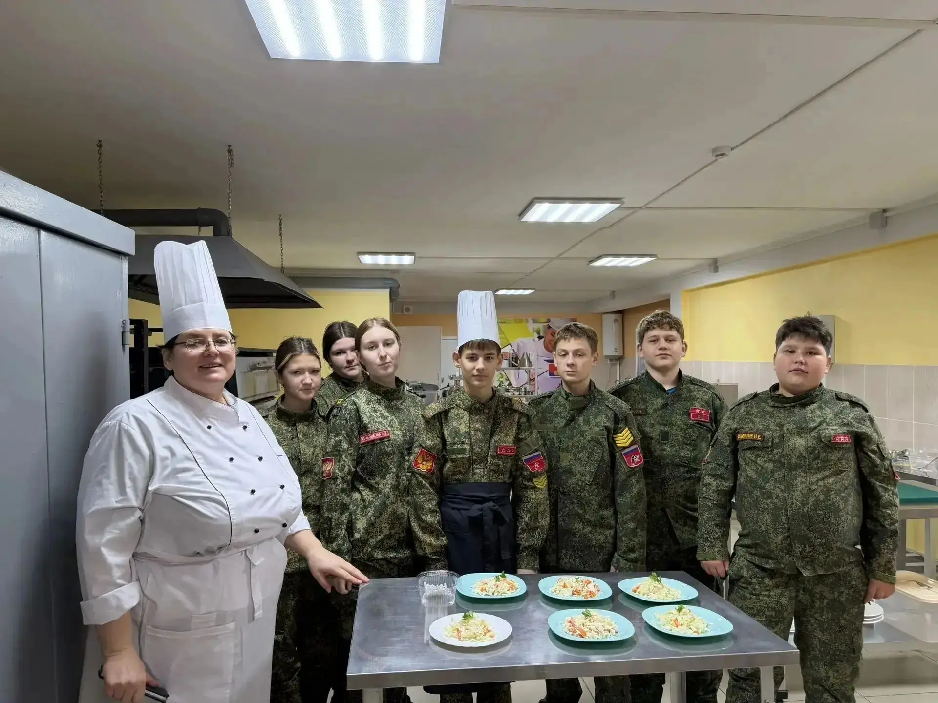 Обучающиеся 8А юнармейского класса МБОУ СОШ № 1 г. Спасска имени В.А.Шпагина в рамках  ...