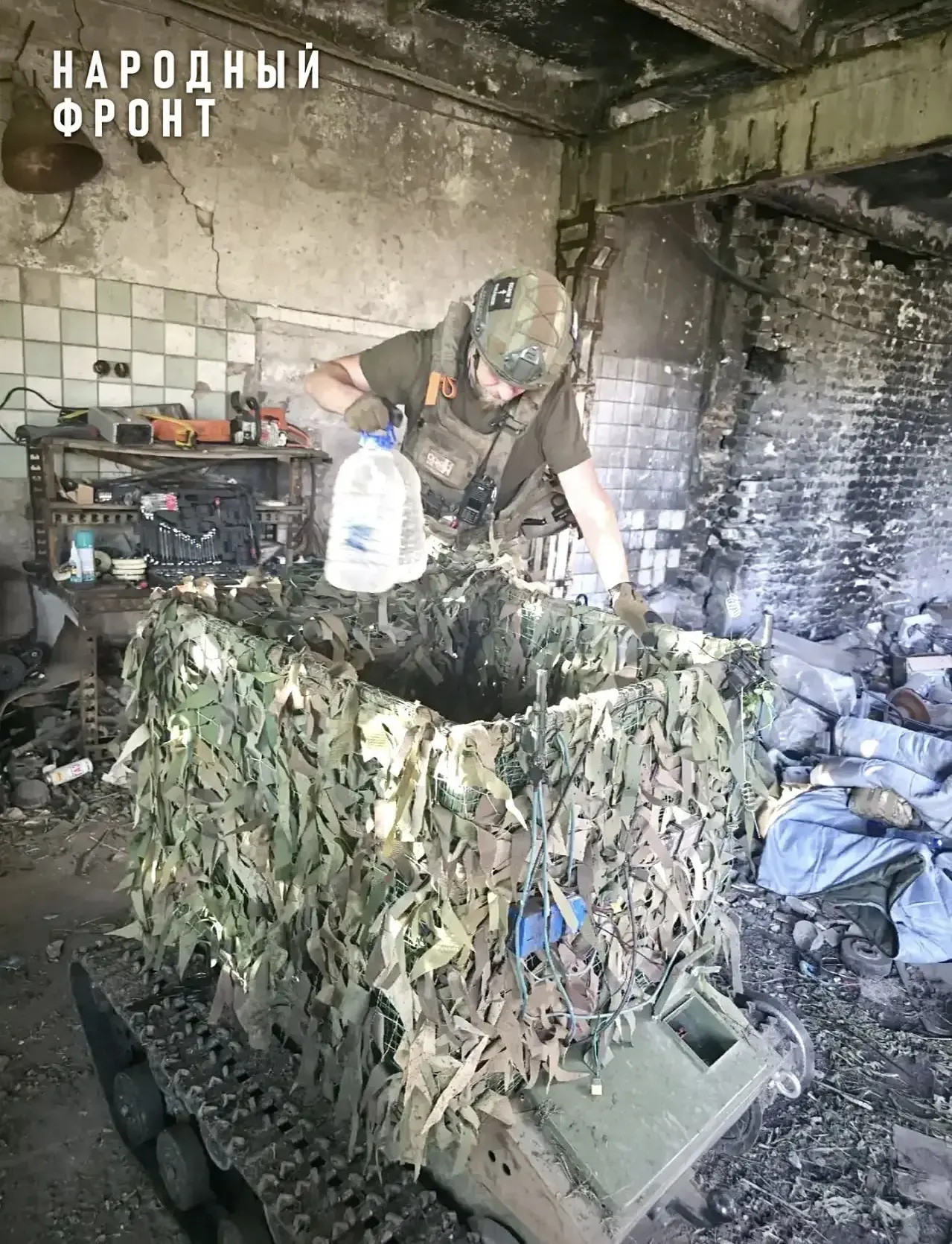 Там, где обычной машине не справиться, тяжёлый груз берёт на себя гусеничный робот.