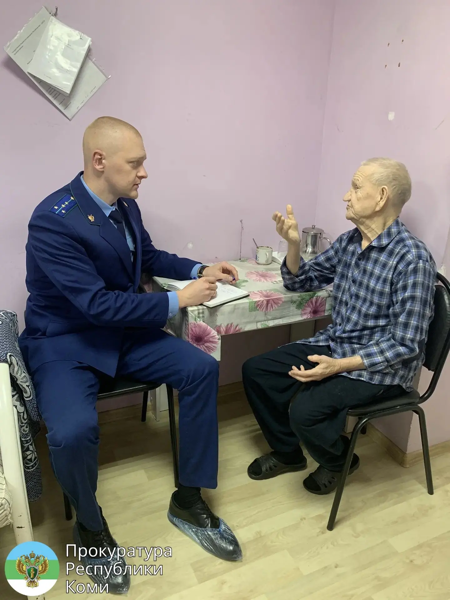 ✍ Заместитель прокурора Удорского района Роман Зрайченко в стационарном отделении для г...