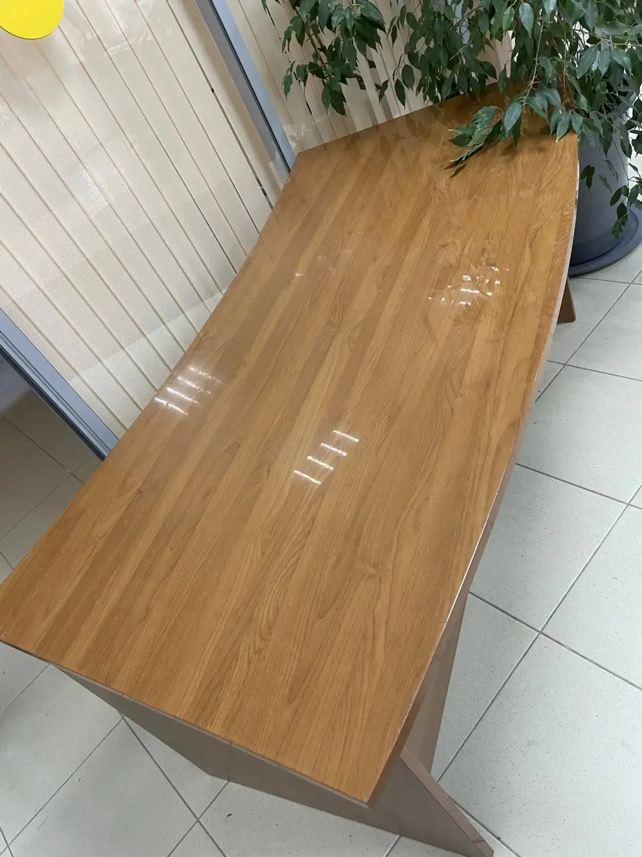 Стол офисный, большой. 1500. Есть приставка. Обращаться по адресу : Ярославского, 146е,...