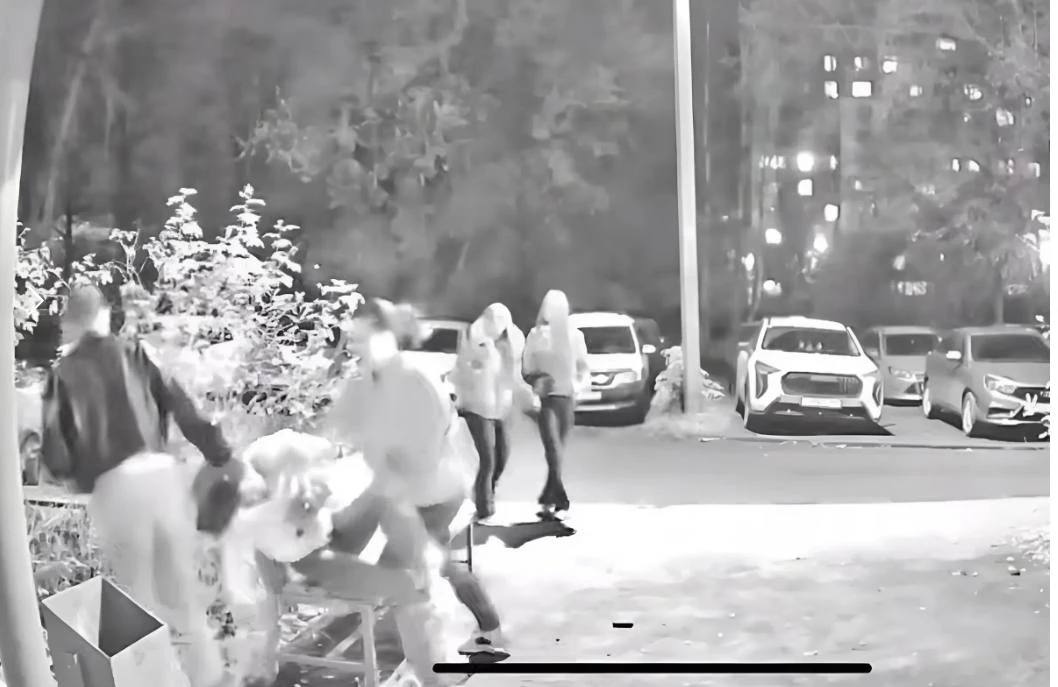 ⚡️В Перми девочки-подростки жестокого избили свою сверстницу.