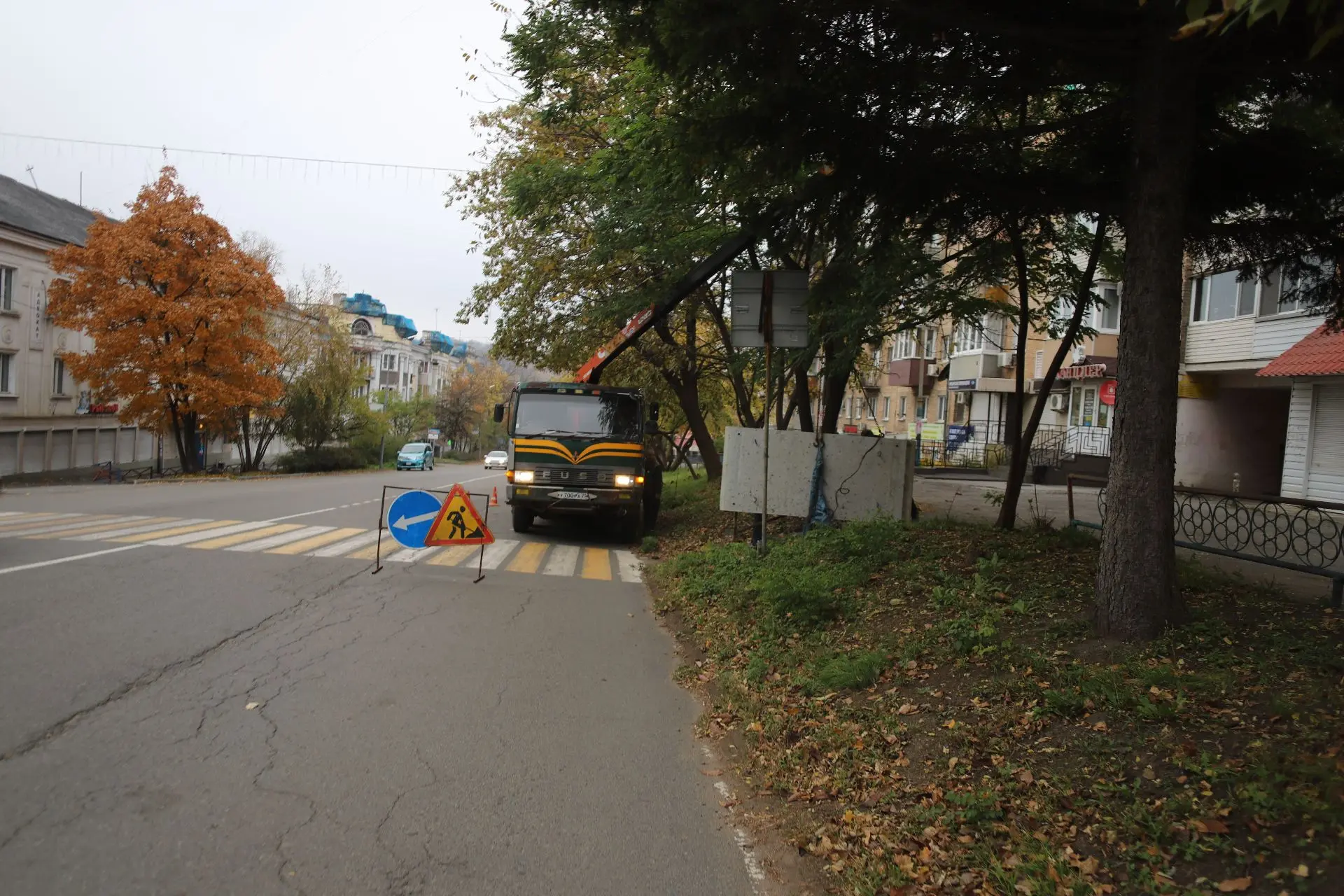 🚜 Новую лестницу возле пешеходного перехода на улице Ленинской устанавливали сегодня у...