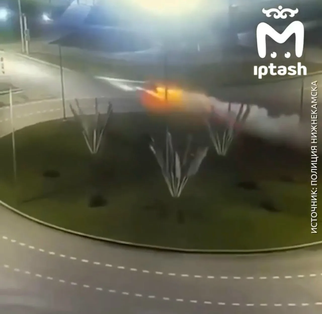 Мерседес врезался в столб и перевернулся в Нижнекамске