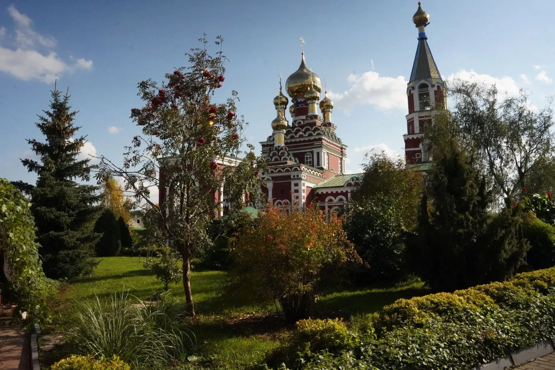 С Покровом Пресвятой Богородицы, друзья.