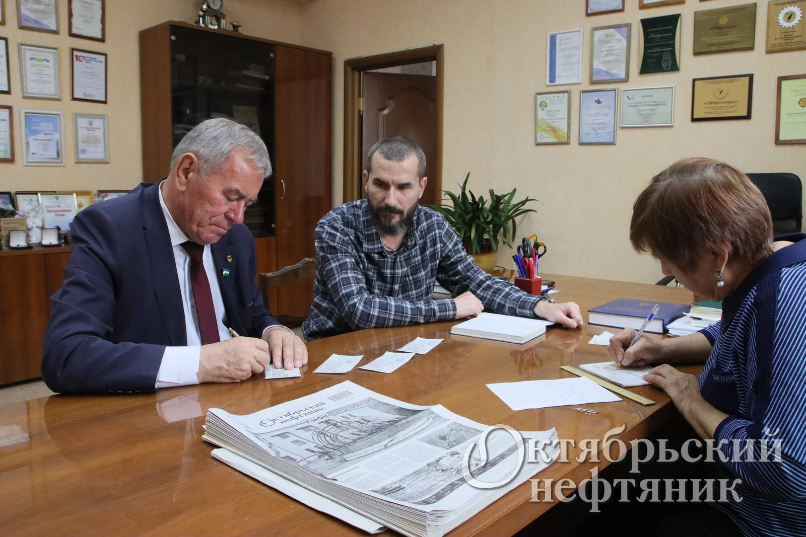 ✨ В Октябрьском депутат оформил жителям подписку на городскую газету