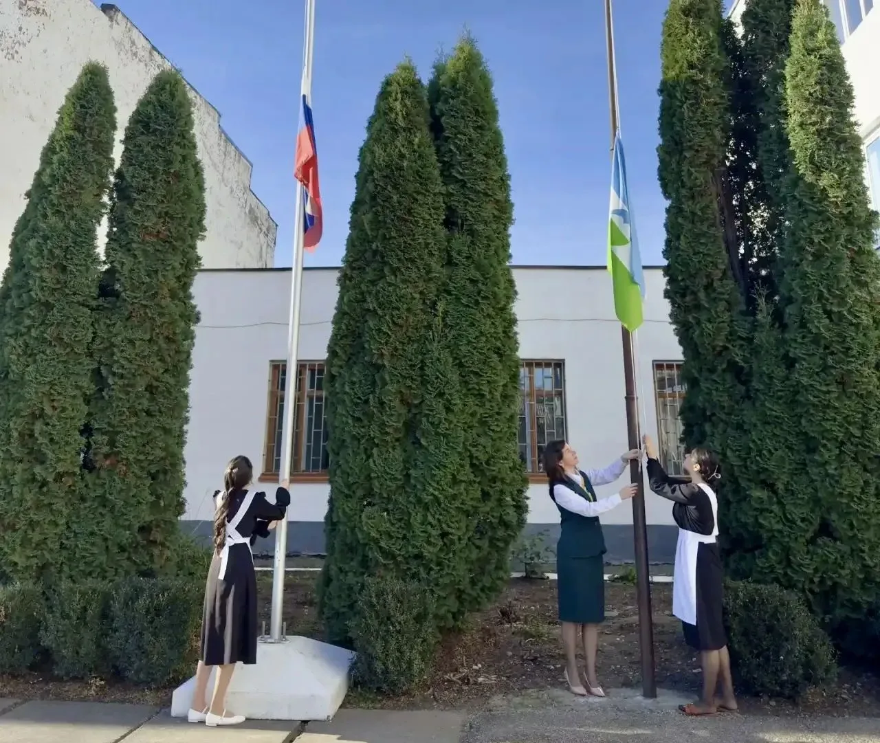 Сегодня, 12 октября, в нашей школе прошла традиционная линейка начала недели. Торжестве...