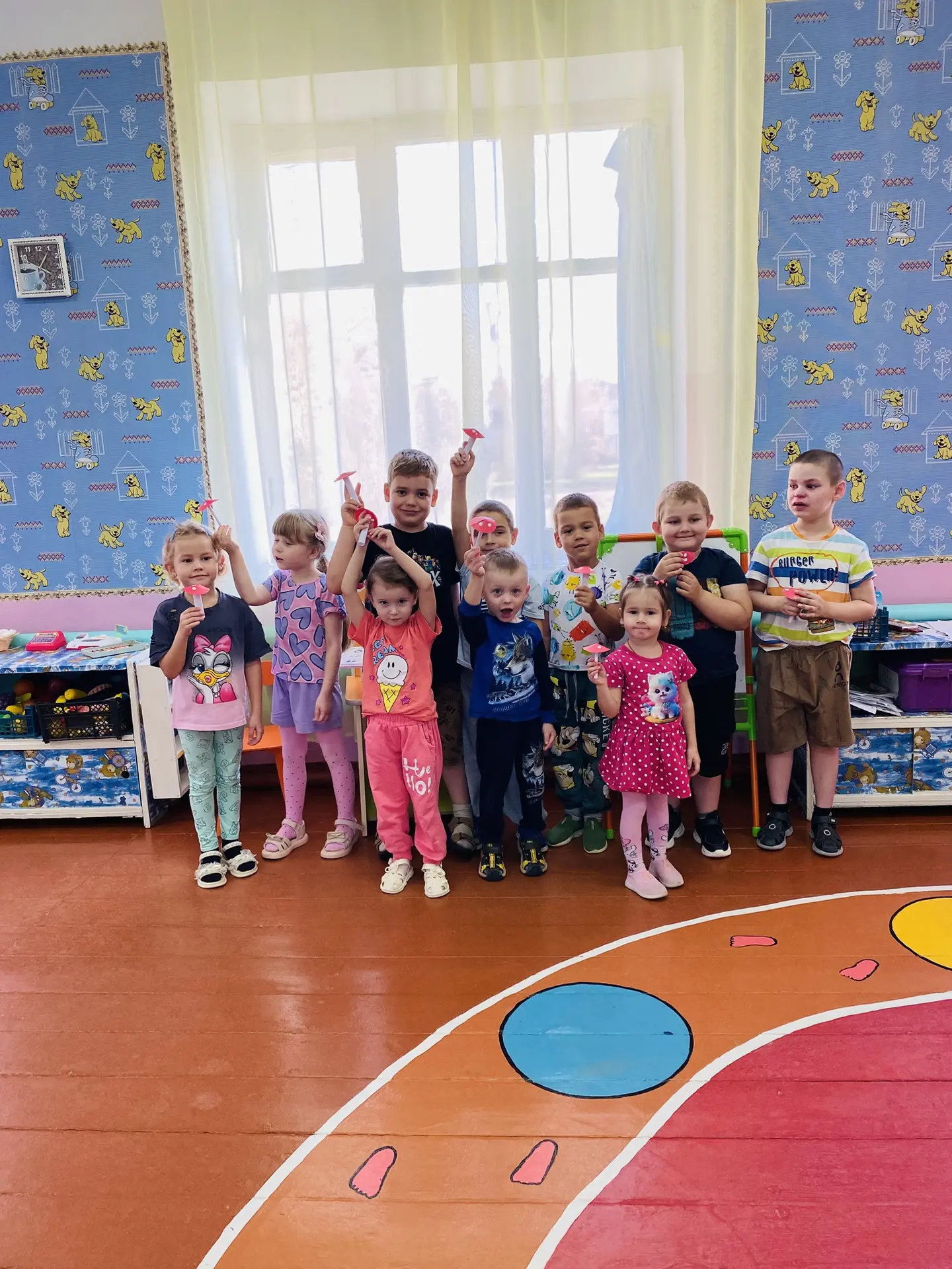 У мальчишек и девчонок получились настоящие маленькие грибы.🍄