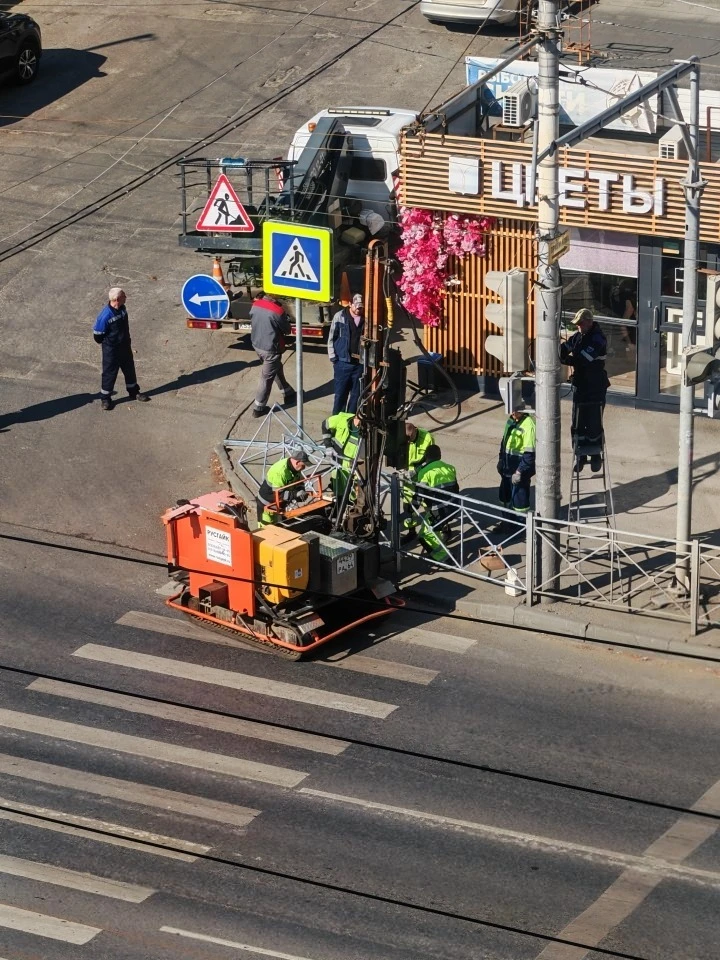 На Улешах ликвидируют пешеходный переход. Ставят забор, убирают светофор. Люди обычно х...