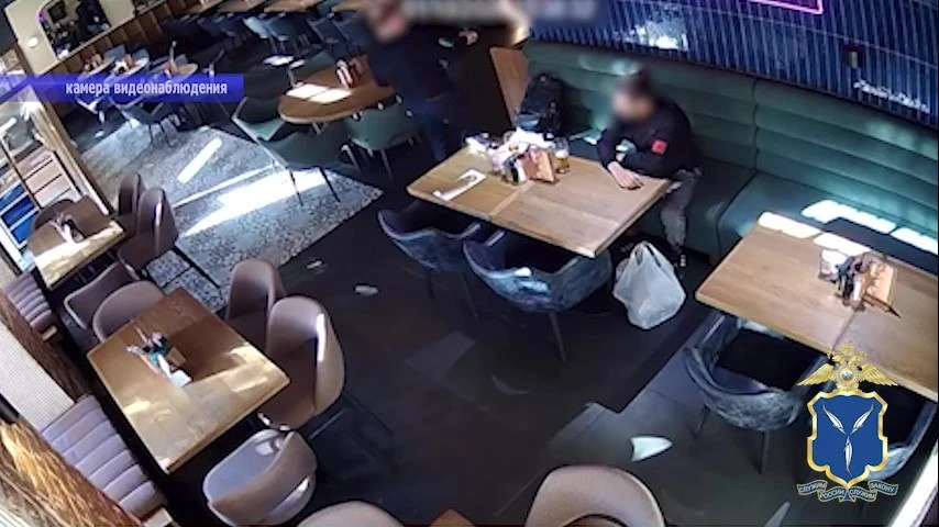 В Саратове рецидивист попросил у случайного прохожего денег на проезд, а потом украл у ...