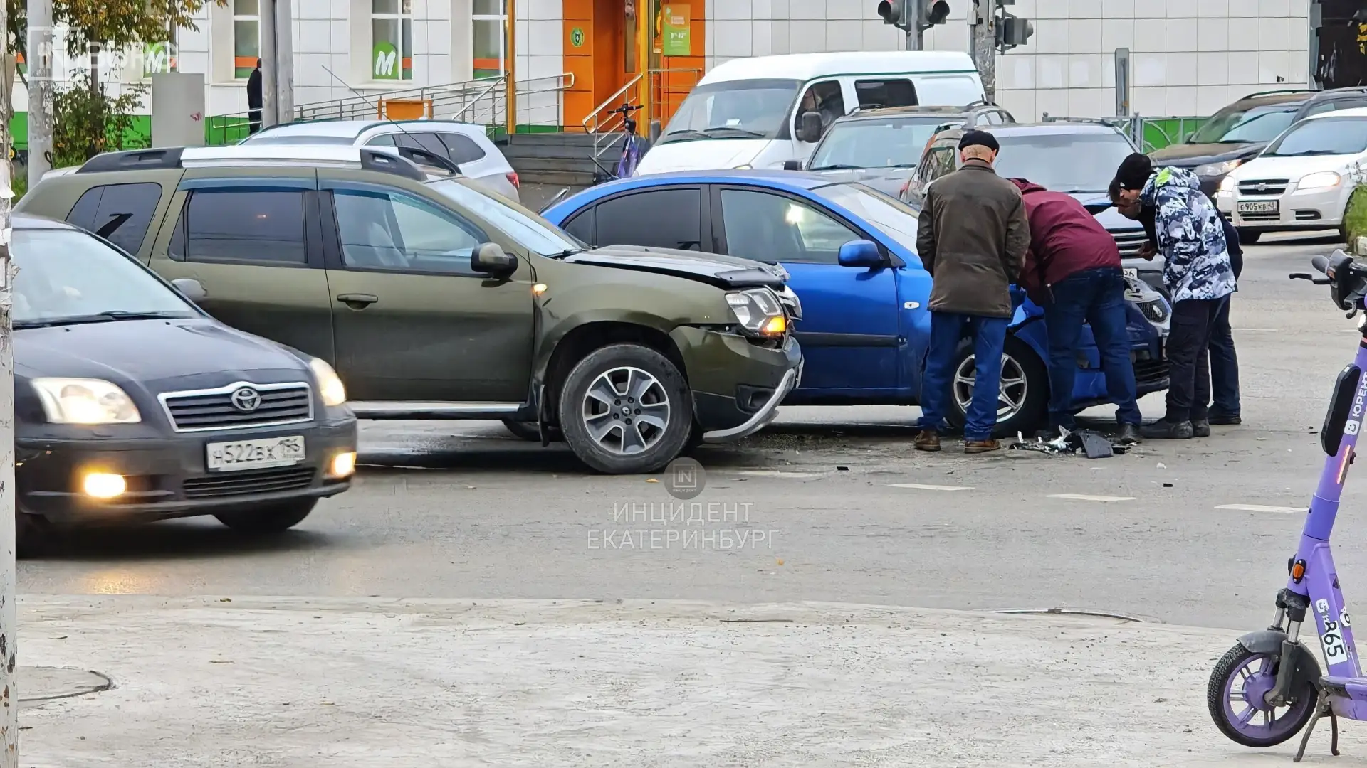 🚘 Две машины столкнулись сегодня утром на проспекте Космонавтов недалеко от ТРЦ «Veer ...