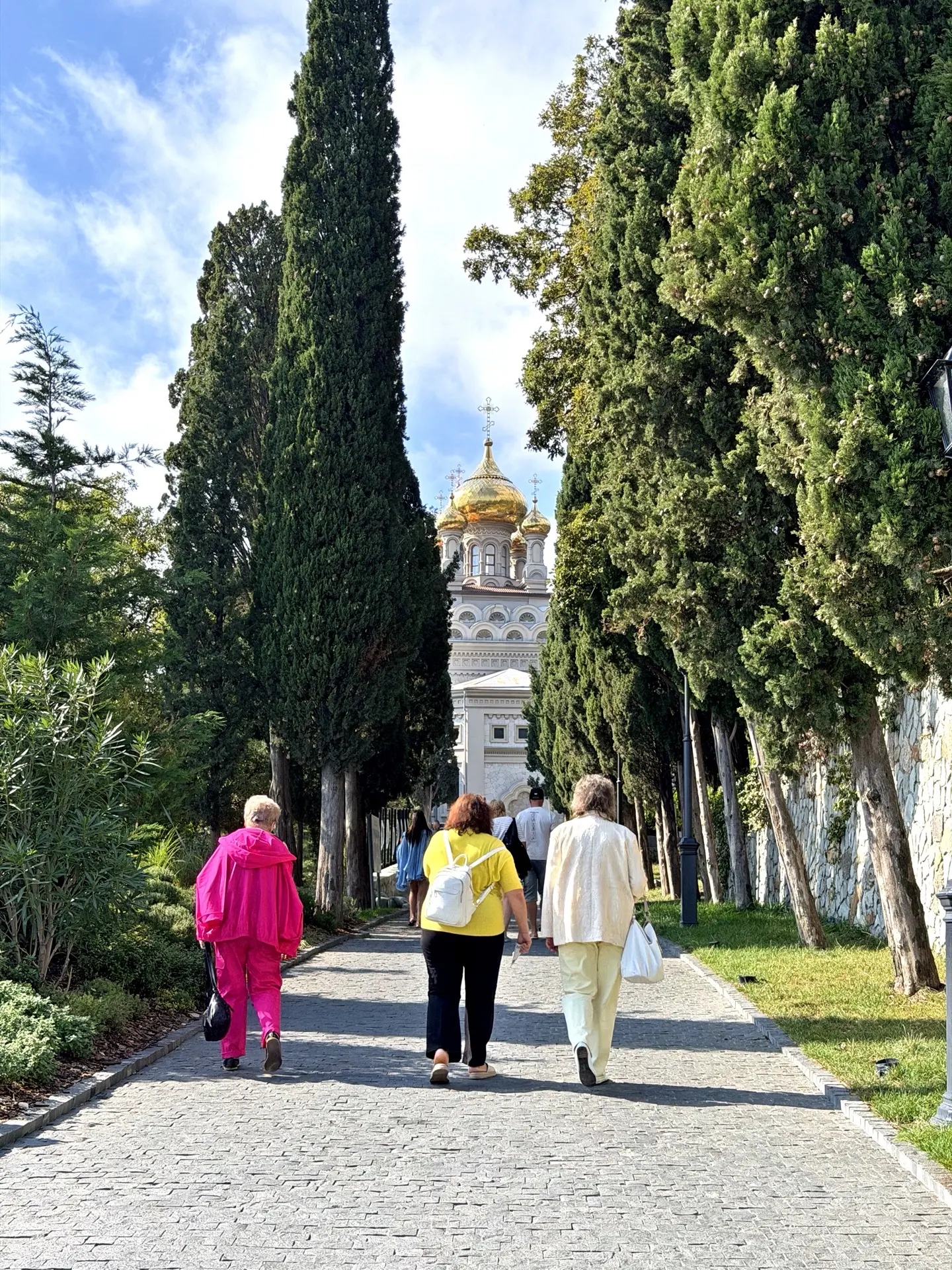 Алупка. Это ласковое море, тёплый ветер и запах кипарисов...