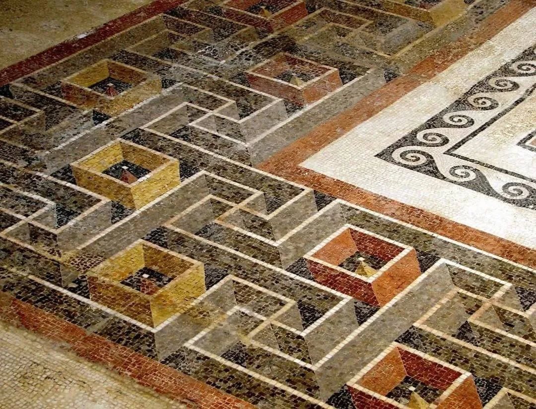 Деталь римской мозаики перистиля Domus Romana на Мальте, демонстрирующая поразительный ...