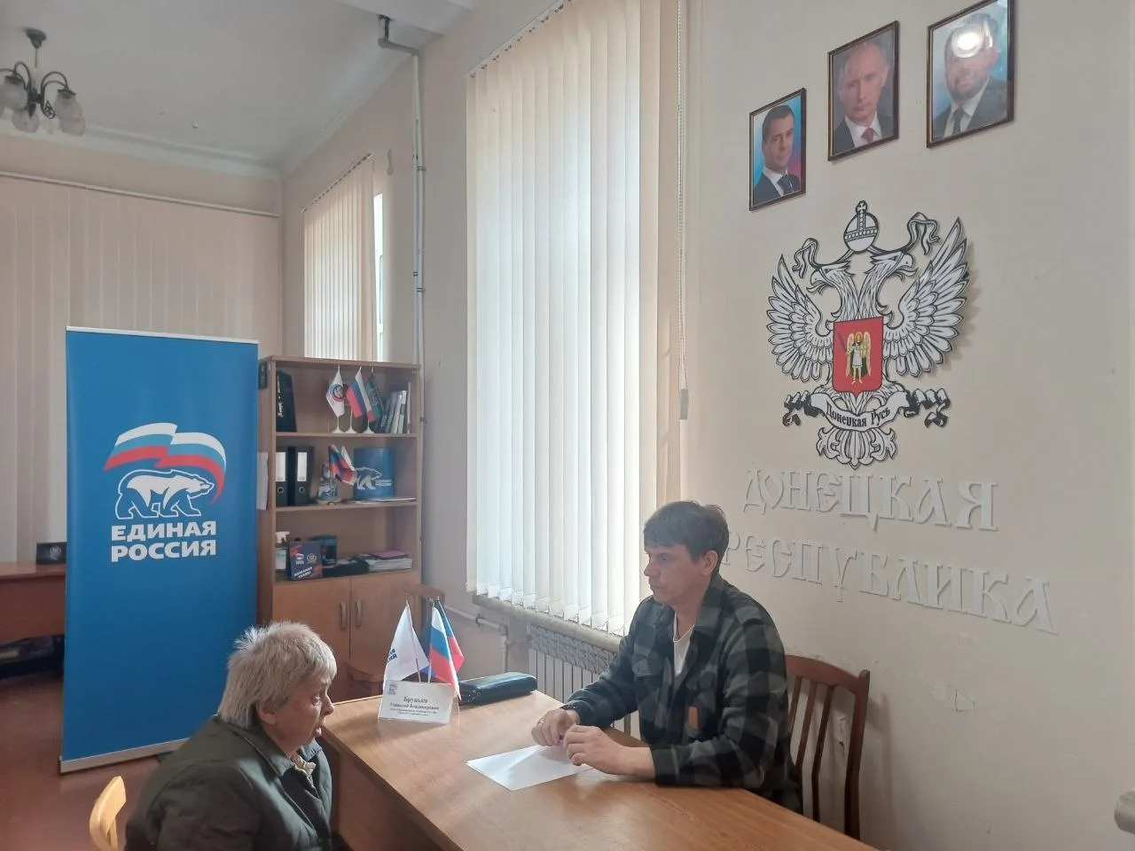 Провёл приём граждан в Зугрэсе.