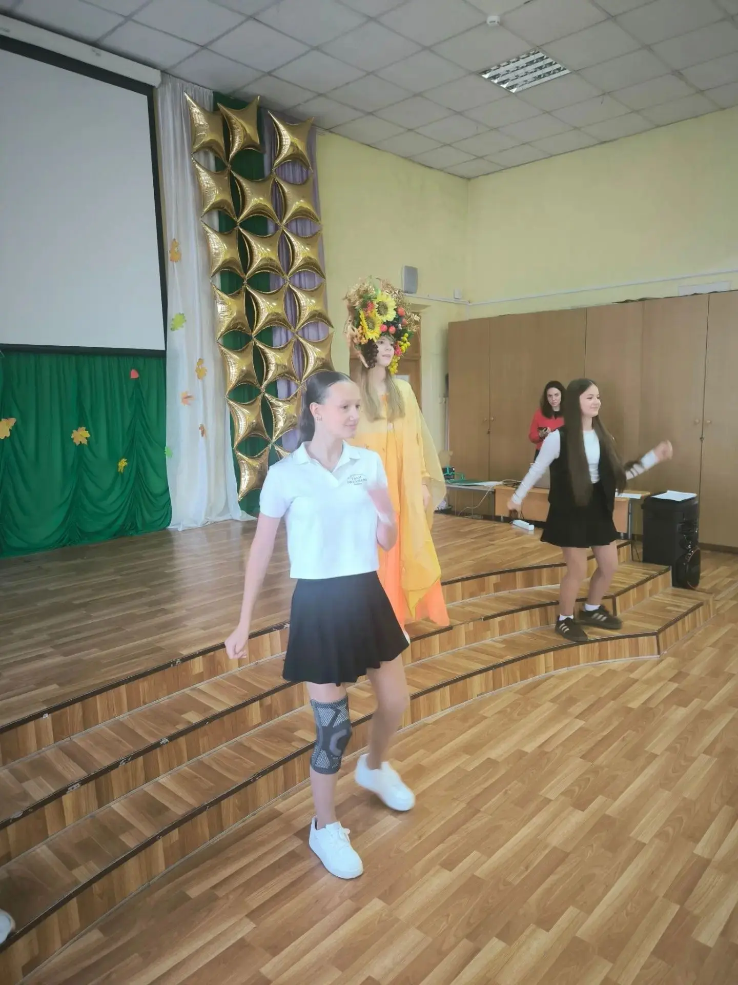 🍁🍃 В начальной школе на этой неделе прощались с Золотой Осенью. В рекреации на подоко...