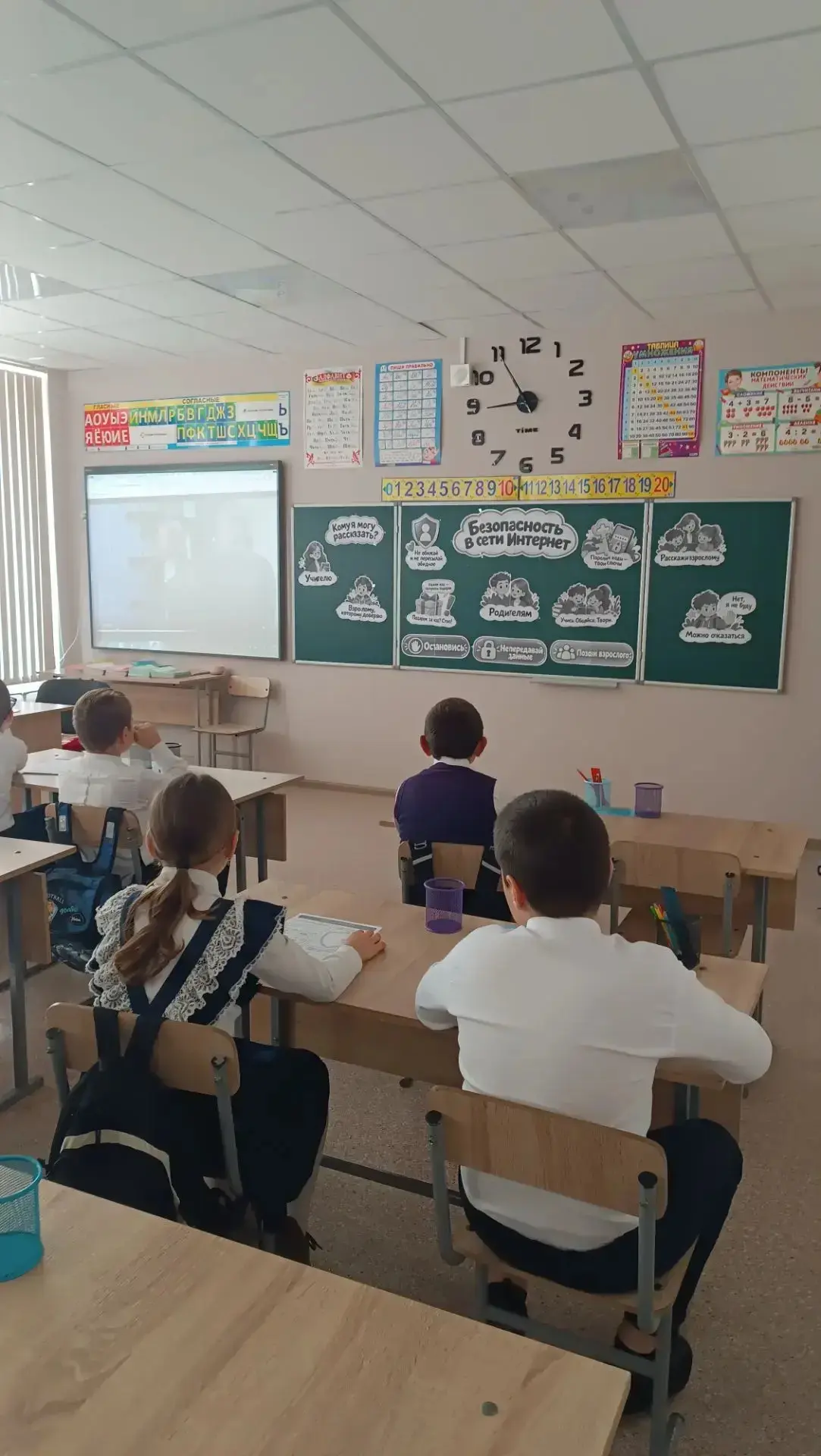 Интернет давно стал частью повседневной жизни детей и подростков. Здесь они общаются с ...