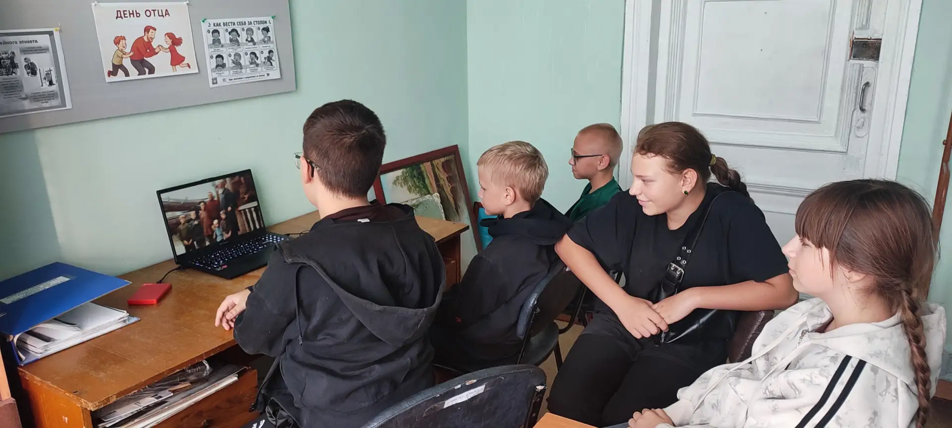 В преддверии Дня отца участники коллектива «Хранители истории» Дворца культуры имени Ле...