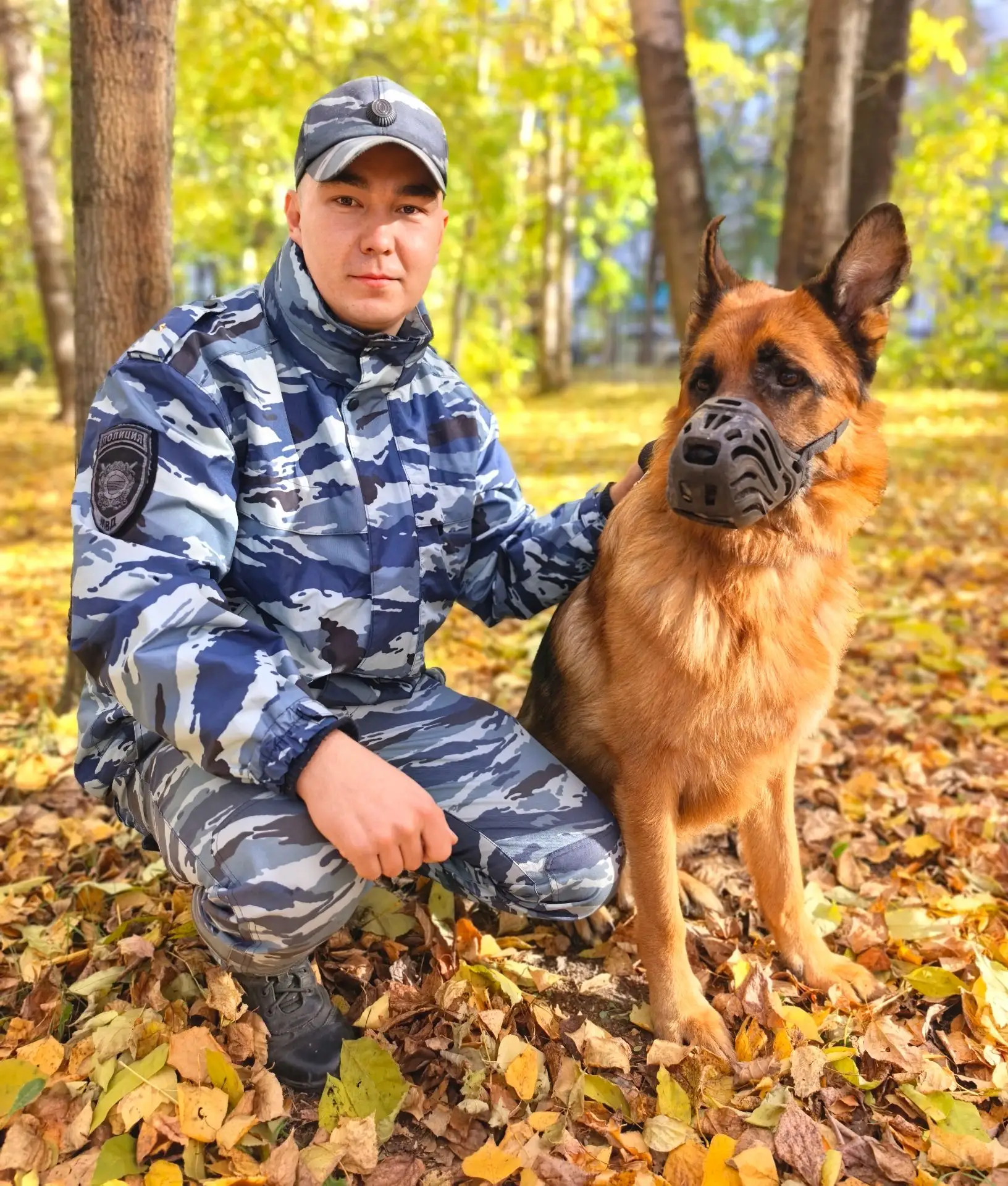 Немного золотого осеннего настроения дарят нашим читателям сотрудник центра кинологичес...