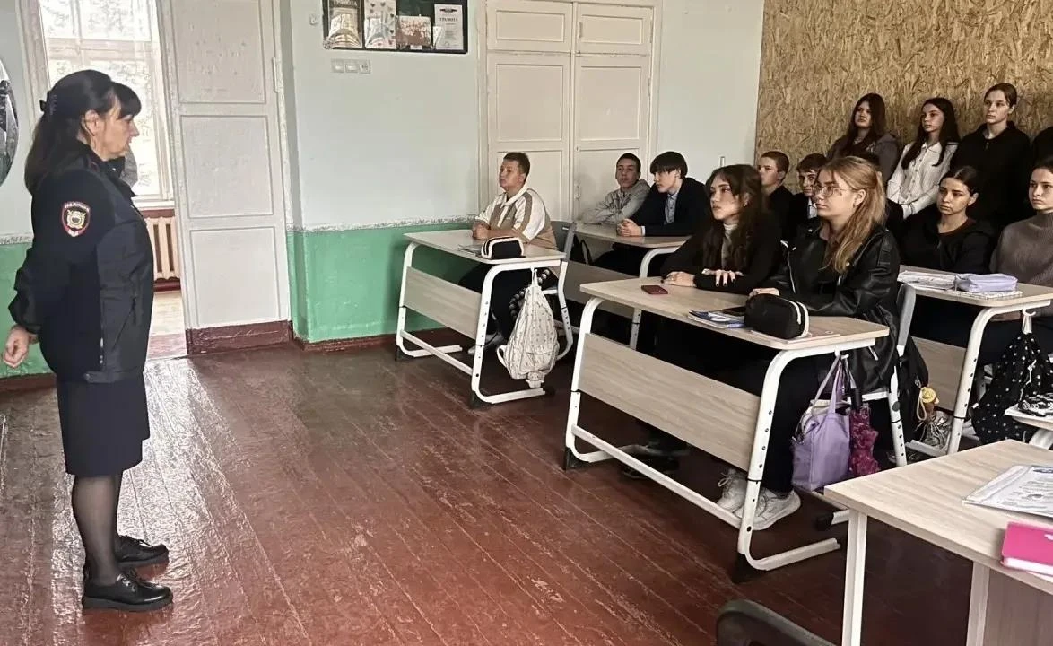 Полицейские ведут профилактическую работу со школьниками